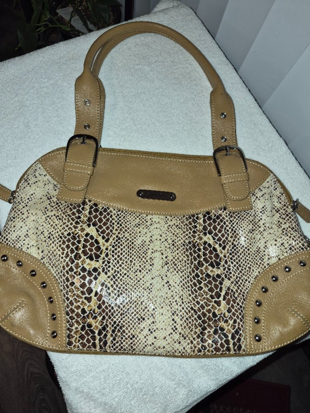 Sharif Studio under the shoulder bag